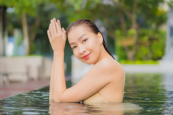 Retrato Hermosa Joven Mujer Asiática Relajarse Sonrisa Alrededor Piscina Aire —  Fotos de Stock