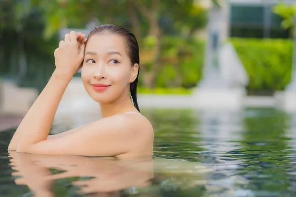 Retrato Bonito Jovem Asiático Mulher Relaxar Sorriso Redor Piscina Livre — Fotografia de Stock