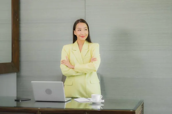 Porträt Schöne Junge Asiatische Frau Verwenden Computer Laptop Mit Smartphone — Stockfoto