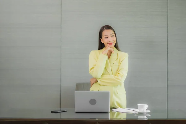 Retrato Hermosa Joven Mujer Asiática Uso Ordenador Portátil Con Teléfono — Foto de Stock