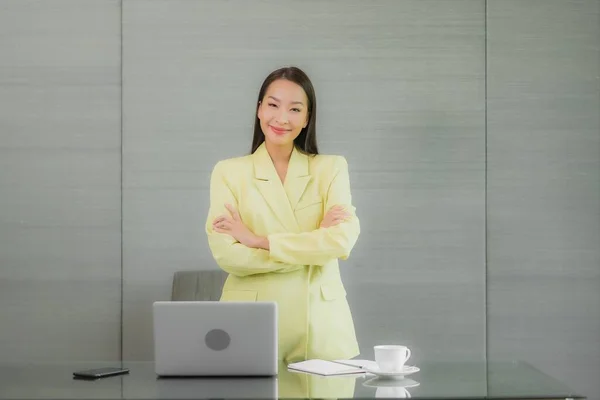 Портрет Красивая Молодая Азиатская Женщина Использовать Компьютер Ноутбук Смартфоном Рабочем — стоковое фото