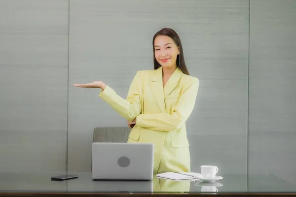 Porträt Schöne Junge Asiatische Frau Verwenden Computer Laptop Mit Smartphone — Stockfoto