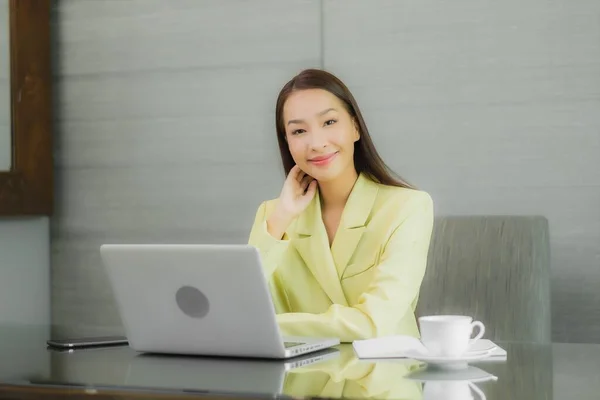 Porträt Schöne Junge Asiatische Frau Verwenden Computer Laptop Mit Smartphone — Stockfoto