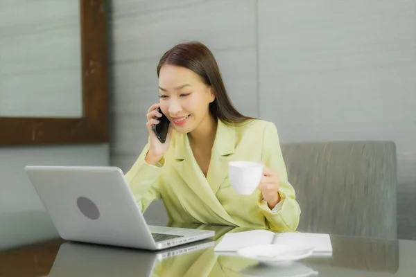 Retrato Hermosa Joven Mujer Asiática Uso Ordenador Portátil Con Teléfono — Foto de Stock