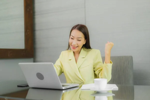 Portrét Krásná Mladá Asijská Žena Použít Počítač Notebook Chytrým Mobilním — Stock fotografie