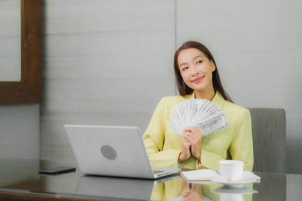 Retrato Hermosa Joven Mujer Asiática Uso Ordenador Portátil Con Teléfono — Foto de Stock