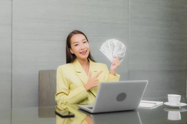 Retrato Hermosa Joven Mujer Asiática Uso Ordenador Portátil Con Teléfono — Foto de Stock