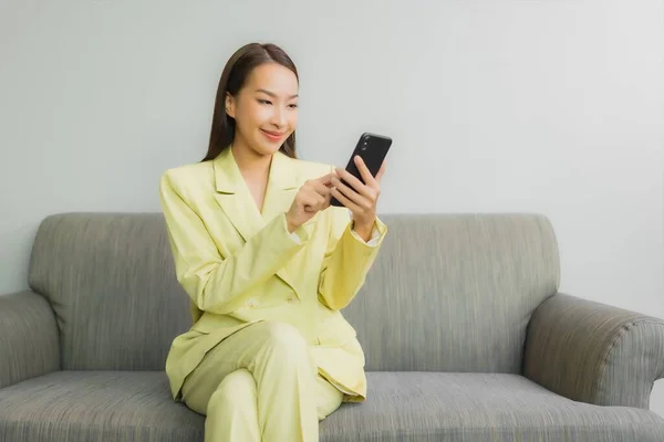 Porträt Schöne Junge Asiatin Nutzt Smartphone Auf Sofa Wohnzimmer — Stockfoto