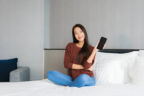 Retrato Hermosa Joven Mujer Asiática Uso Inteligente Teléfono Móvil Cama — Foto de Stock