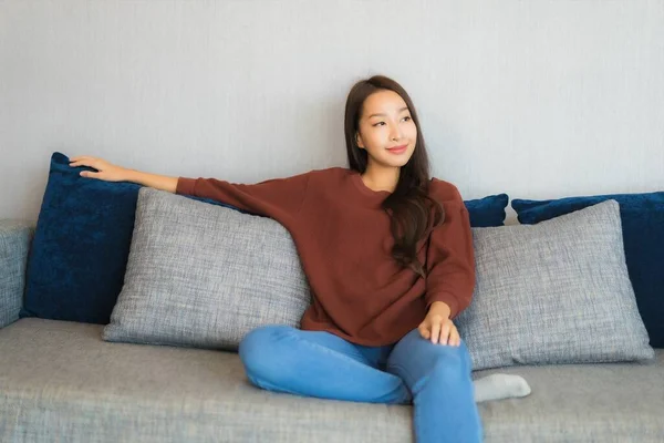 Retrato Hermosa Joven Asiática Mujer Relajarse Sonrisa Sofá Sala Estar —  Fotos de Stock