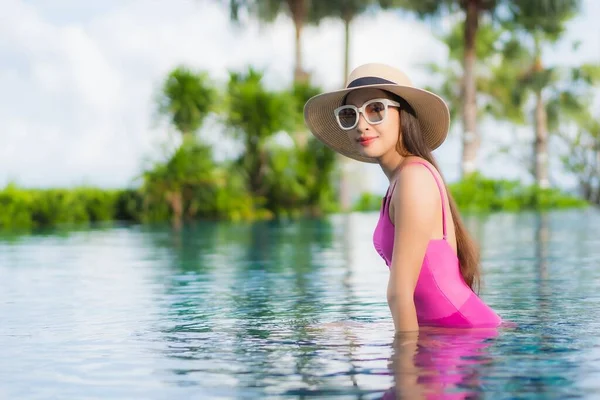 ポートレート美しい若いアジアの女性は休日の休暇で屋外スイミングプールの周りを楽しむ — ストック写真