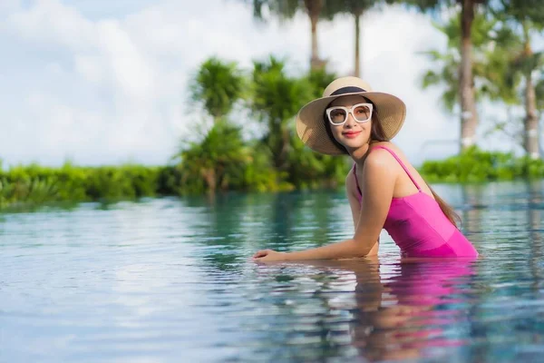 ポートレート美しい若いアジアの女性は休日の休暇で屋外スイミングプールの周りを楽しむ — ストック写真