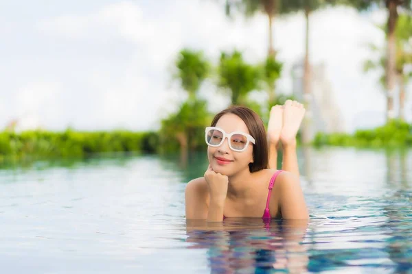 Retrato Bonito Jovem Asiático Mulher Relaxar Desfrutar Redor Piscina Livre — Fotografia de Stock