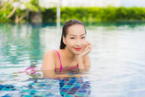 Retrato Bonito Jovem Asiático Mulher Relaxar Desfrutar Redor Piscina Livre — Fotografia de Stock