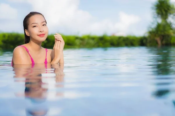 Retrato Hermosa Joven Mujer Asiática Relajarse Disfrutar Alrededor Piscina Aire — Foto de Stock