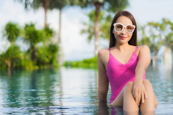 Portrait Schöne Junge Asiatische Frau Entspannen Genießen Rund Freibad Urlaub — Stockfoto