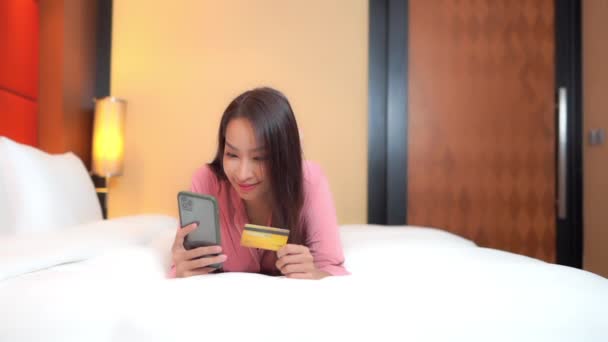 Πλάνα Από Όμορφη Νεαρή Ασιατική Γυναίκα Χρησιμοποιώντας Smartphone Στο Σπίτι — Αρχείο Βίντεο