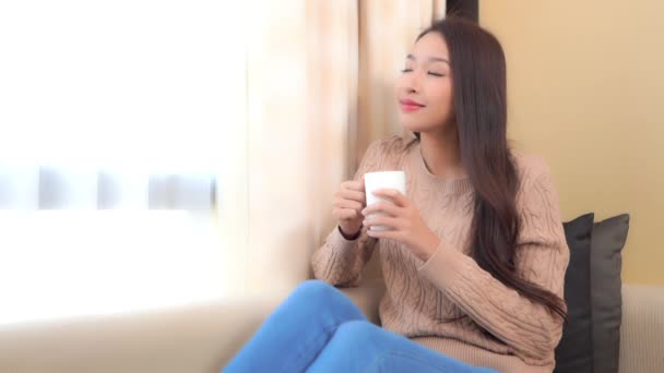 Metraje Hermosa Mujer Asiática Bebiendo Casa Durante Cuarentena — Vídeo de stock
