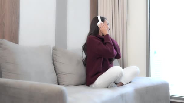 Imagens Bela Mulher Asiática Ouvindo Música Com Fones Ouvido Casa — Vídeo de Stock