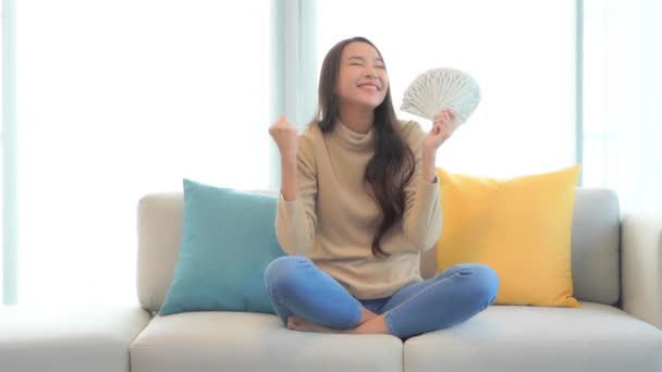 Zdjęcia Pięknej Azjatyckiej Kobiety Relaksującej Się Domu Podczas Kwarantanny — Wideo stockowe