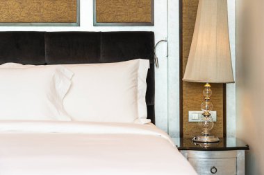 Güzel, lüks, rahat bir yastık ve yatak odasının iç dekorasyonu.