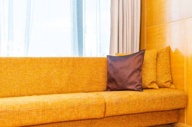 Oturma odasının iç dekorasyonunda yastık var.