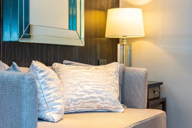 Oturma odasının iç dekorasyonunda yastık var.