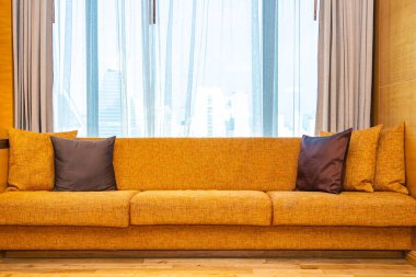 Oturma odasının iç dekorasyonunda yastık var.