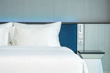 Güzel, lüks, rahat bir yastık ve yatak odasının iç dekorasyonu.