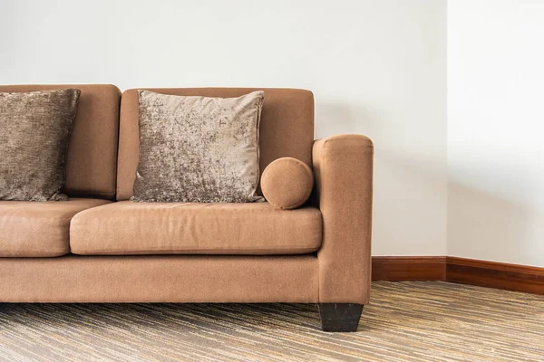 リビングルームエリアのソファ装飾の上の枕 — ストック写真