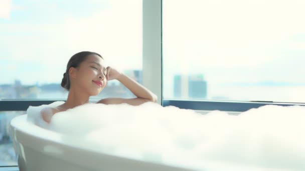 美丽的年轻亚洲女人洗澡的镜头 — 图库视频影像
