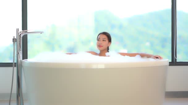 Metraje Hermosa Joven Asiática Mujer Tomando Baño — Vídeo de stock
