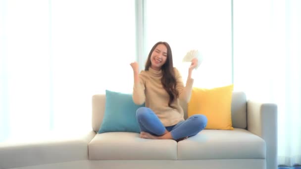 Güzel Asyalı Kadının Elinde Bir Tomar Para Tutarken Çekilmiş Görüntüleri — Stok video