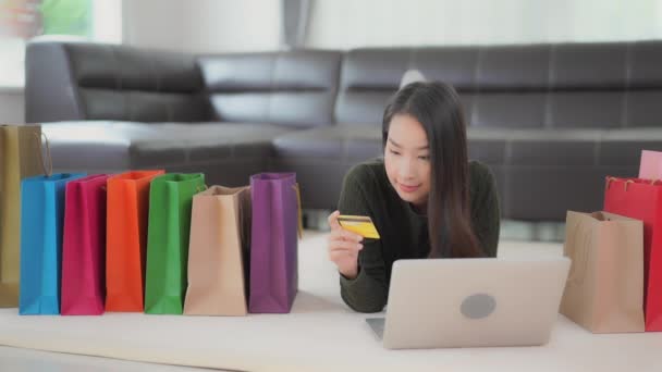 Beeldmateriaal Van Mooie Aziatische Vrouw Met Boodschappentassen Maken Shopping Thuis — Stockvideo