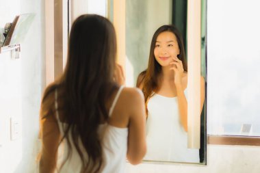 Güzel bir Asyalı kadın portresi. Banyo içinde yüzünü ve yüzünü kontrol et.
