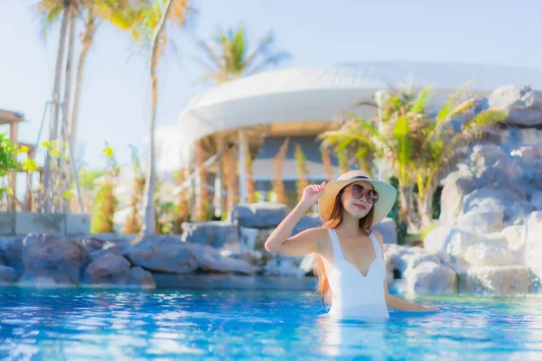 Portrait Belle Jeune Femme Asiatique Sourire Heureux Détendre Autour Piscine — Photo