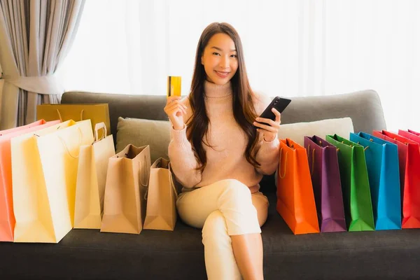 Porträtt Vacker Ung Asiatisk Kvinna Med Bärbar Dator Eller Smart — Stockfoto