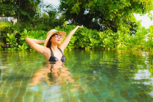 Portret Mooie Jonge Aziatische Vrouw Ontspannen Het Zwembad Hotel Resort — Stockfoto