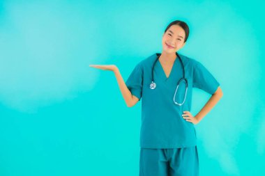 Güzel, genç Asyalı doktor kadının portresi. Hastane ve klinikte çalışmak için mutlu bir gülümseme.