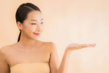 Güzellik kaplıcaları ve kozmetik makyaj anlayışı olan Asyalı güzel bir kadın portresi.