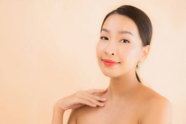 Güzellik kaplıcaları ve kozmetik makyaj anlayışı olan Asyalı güzel bir kadın portresi.