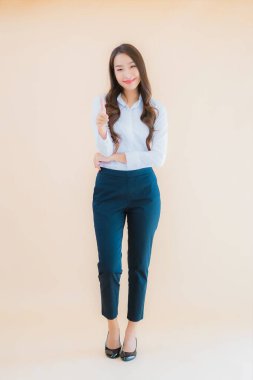 Güzel Asyalı iş kadını portresi izole edilmiş renk arka planında iş başında