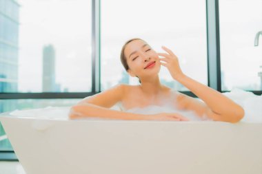 Güzel bir Asyalı kadın portresi. Rahatlayın. Gülümseyin.