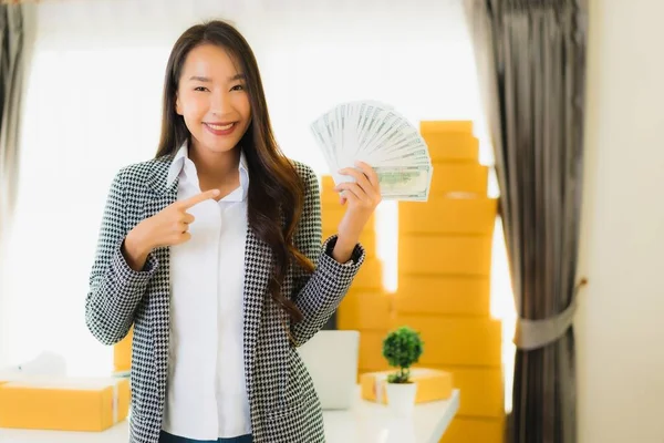 Retrato Hermosa Joven Mujer Asiática Trabajo Desde Casa Con Portátil — Foto de Stock