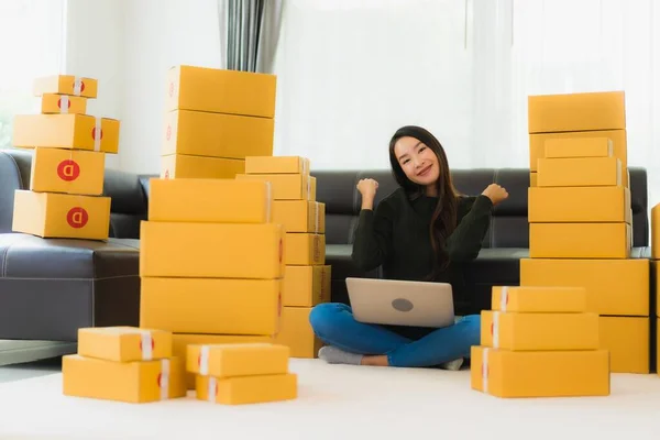 Retrato Bonito Jovem Asiático Mulher Trabalho Casa Preparar Caixa Papelão — Fotografia de Stock