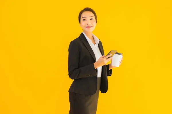 Porträt Schöne Junge Business Asiatin Mit Smartphone Und Kaffeetasse Auf — Stockfoto