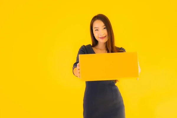 Karton Paketli Güzel Asyalı Kadın Sarı Izole Edilmiş Arka Planda — Stok fotoğraf