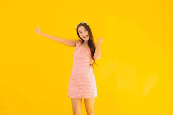 Portrait Belle Jeune Femme Asiatique Sourire Heureux Sur Fond Jaune — Photo