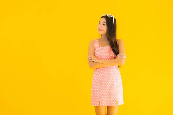 Güzel Bir Asyalı Kadın Gülümsüyor Sarı Izole Edilmiş Arka Planda — Stok fotoğraf