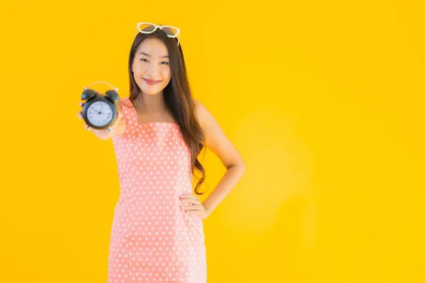 Portret Piękna Młoda Azjatycka Kobieta Pokazać Alarm Lub Zegar Żółtym — Zdjęcie stockowe